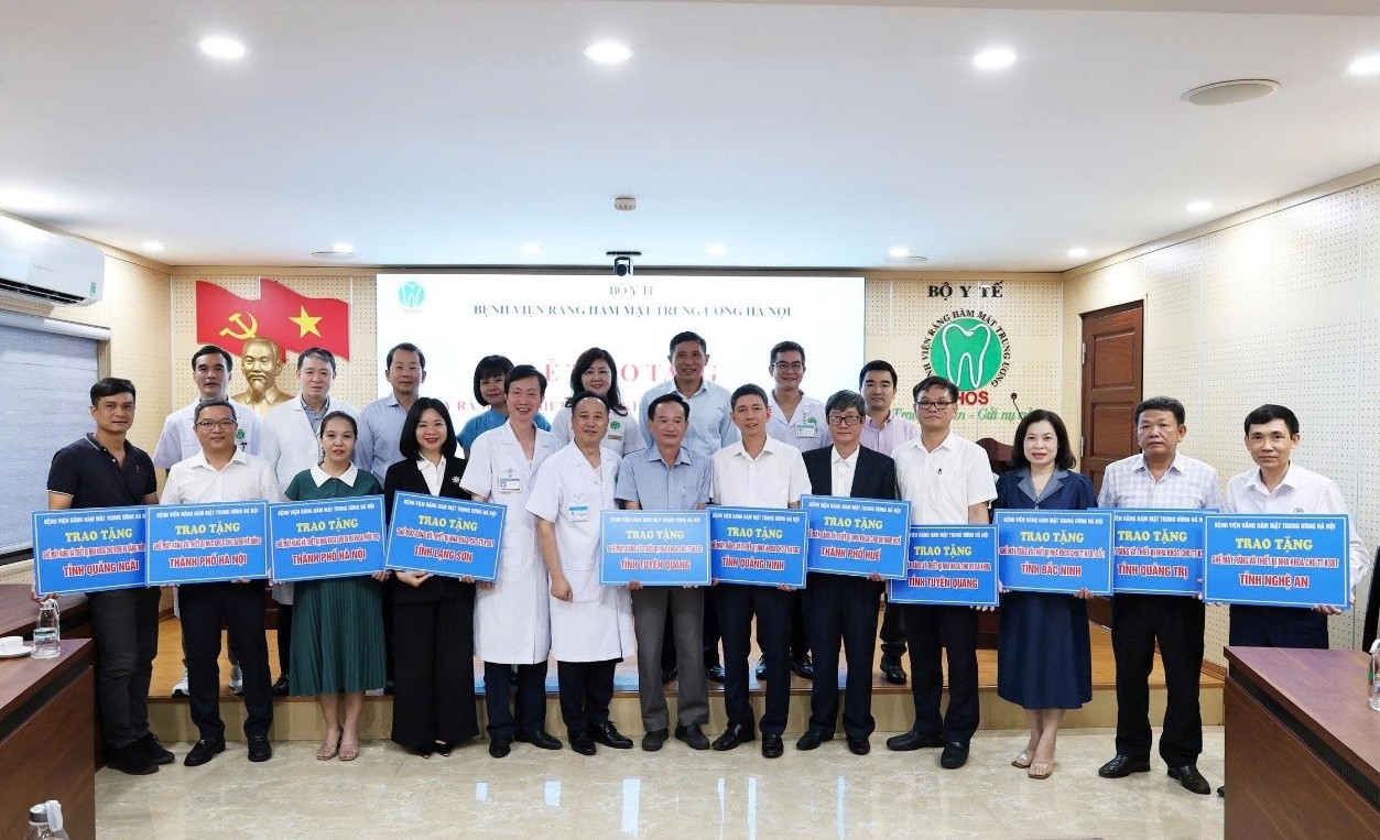 LỄ TRAO TẶNG GHẾ MÁY RĂNG VÀ THIẾT BỊ NHA KHOA CHO CÁC TỈNH, THÀNH 